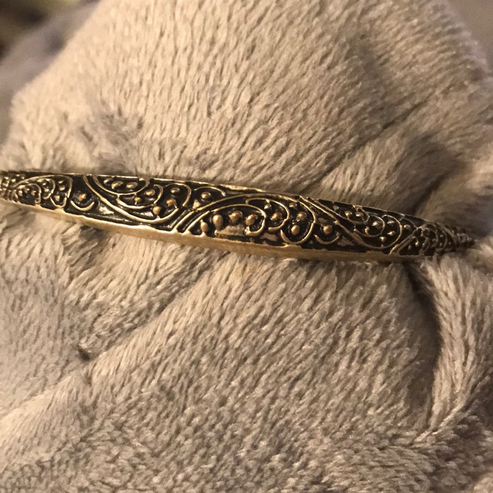 Vintage style silver bangle